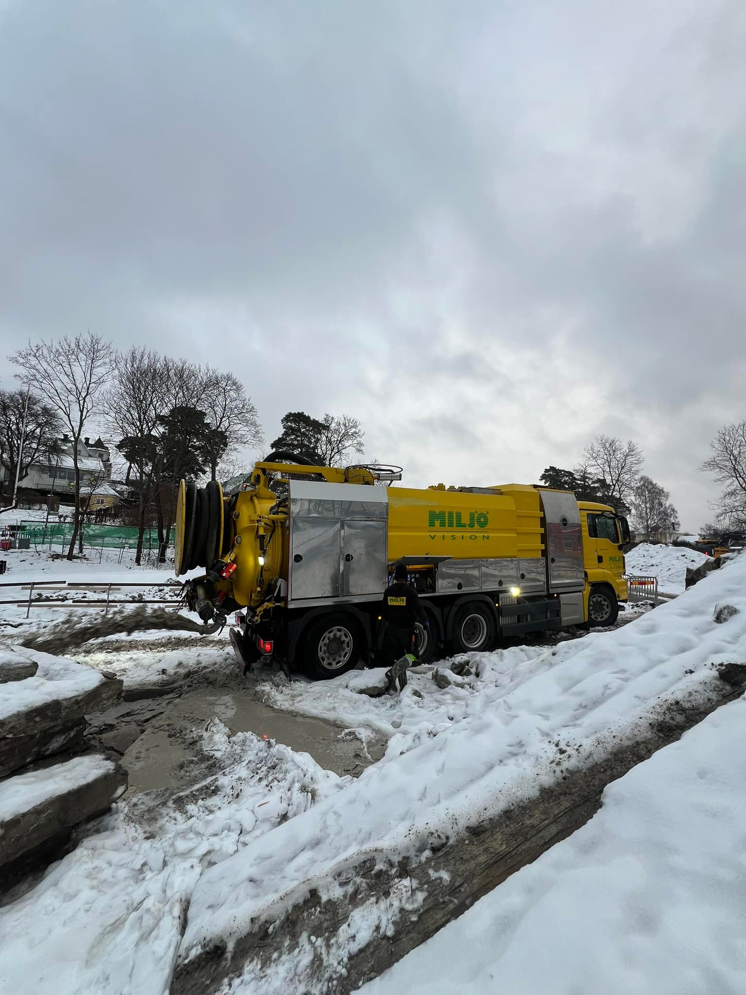 Tömning av sedimentcontainrar med hjälp av slamsug och torrsug