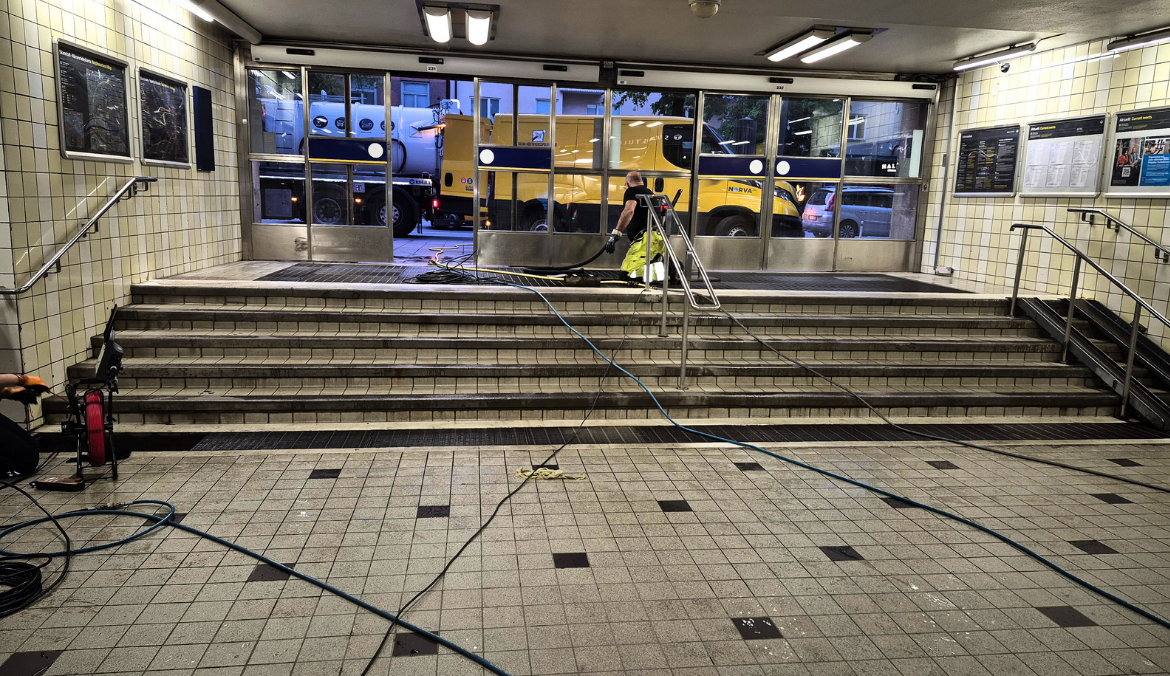 Solna Högtrycksspolning genomför omfattande underhållsarbete på Skanstulls tunnelbanestation